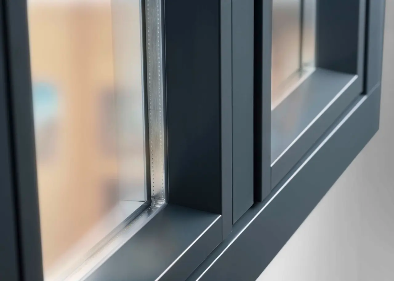 Nahaufnahme eines Fensterprofils in Aluminium-Optik
