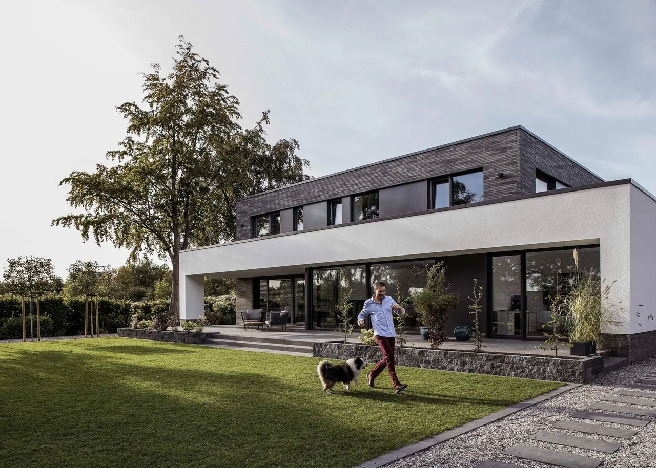 Modernes Haus mit großen Glasflächen